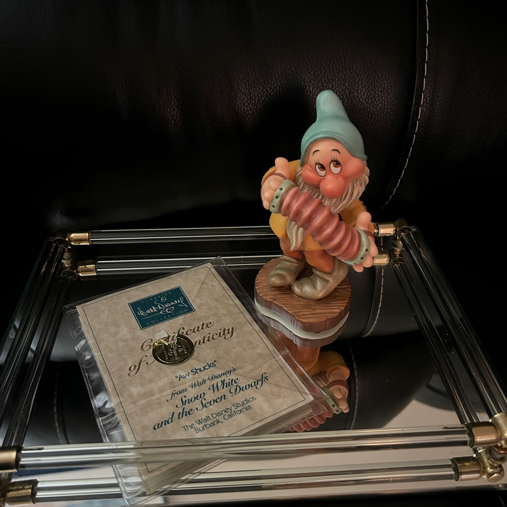 Disney Vintage Snow White Figurine Bashful Walt Disney Classics Collection